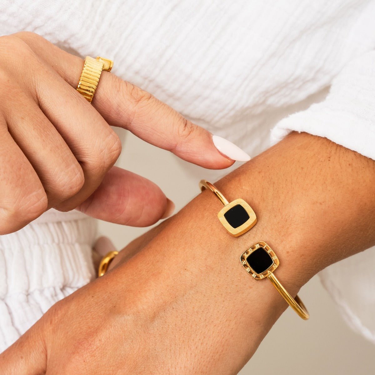 Bella Onyx Bangle 18K Gold Plated