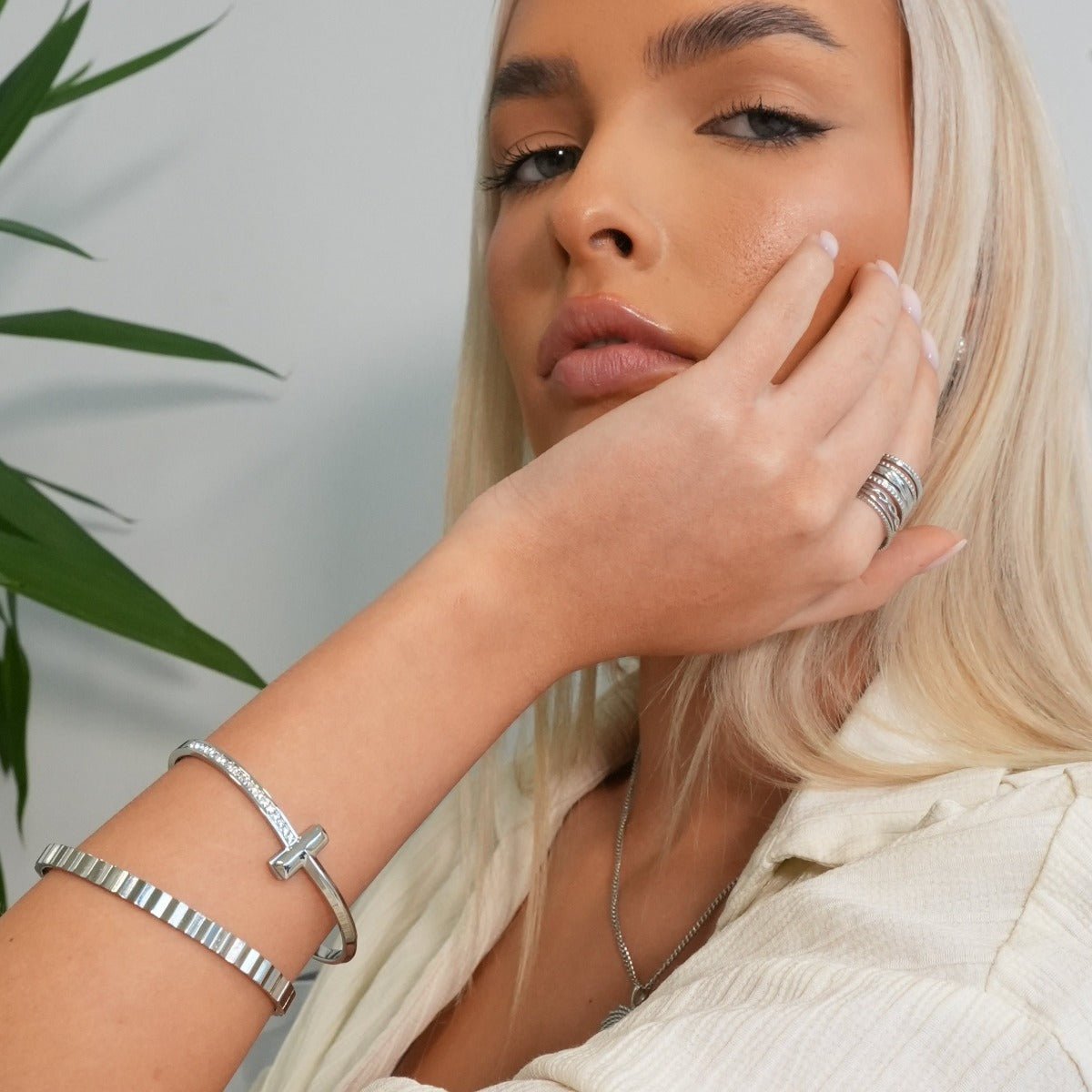 T-Bar Elegance Bangle – Silver