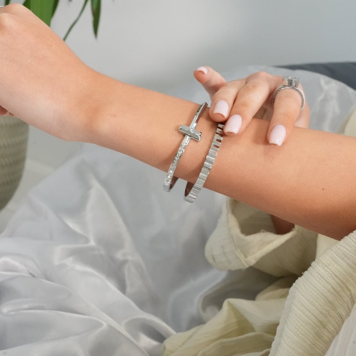 T-Bar Elegance Bangle – Silver