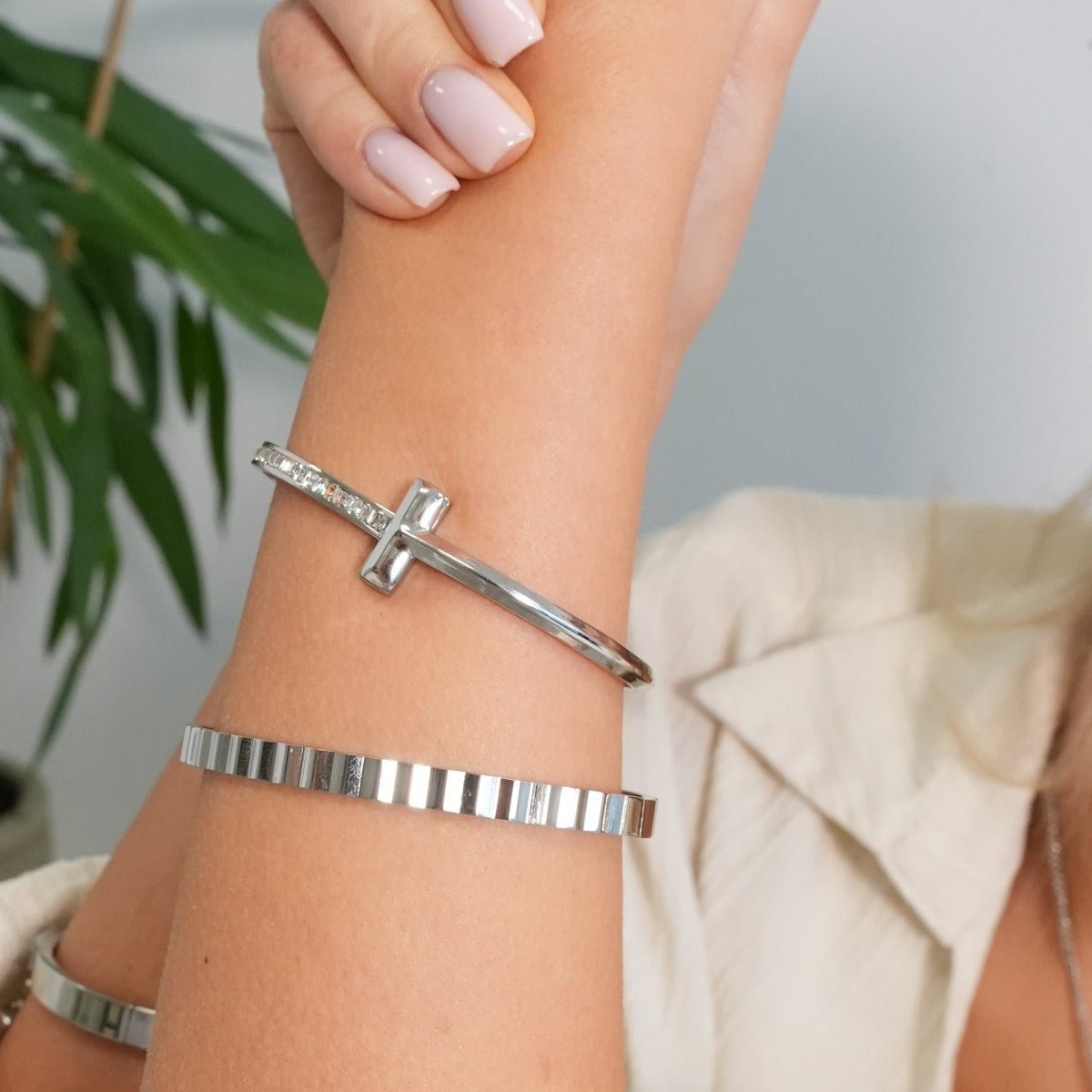 T-Bar Elegance Bangle – Silver