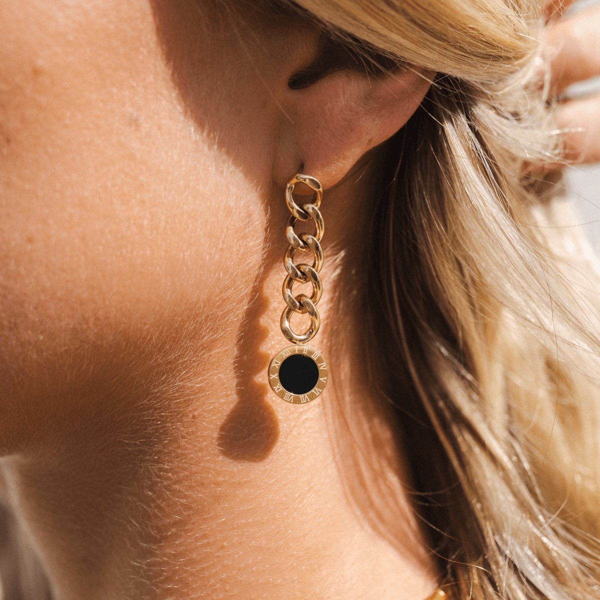 Glamour Chain Earrings with Onyx Stone 18K Gold Plated